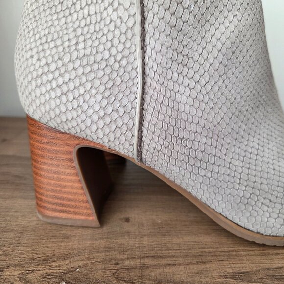 EUC LIKE NEW NYDJ CASSEY LEATHER STACKED HEELS SNAKESKIN TEXTURE BOOTS SIZE 10 - Picture 10 of 16